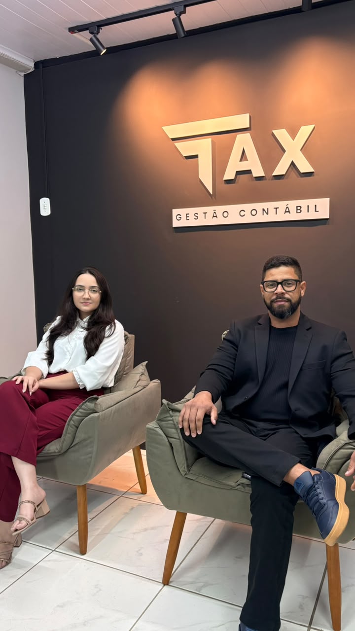 Sofia e Diego — Sócios fundadores da TAX Gestão Contábil em seu escritório